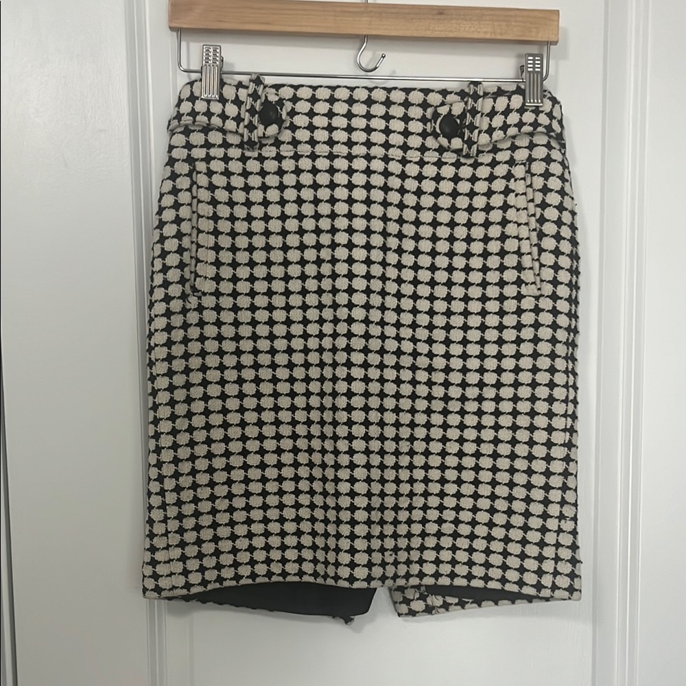 Black and white pattern Banana Republic skirt size 2